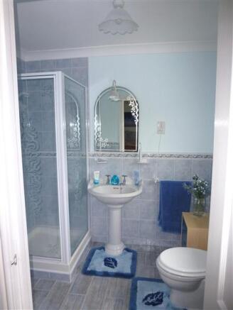 EN-SUITE SHOWER ROOM