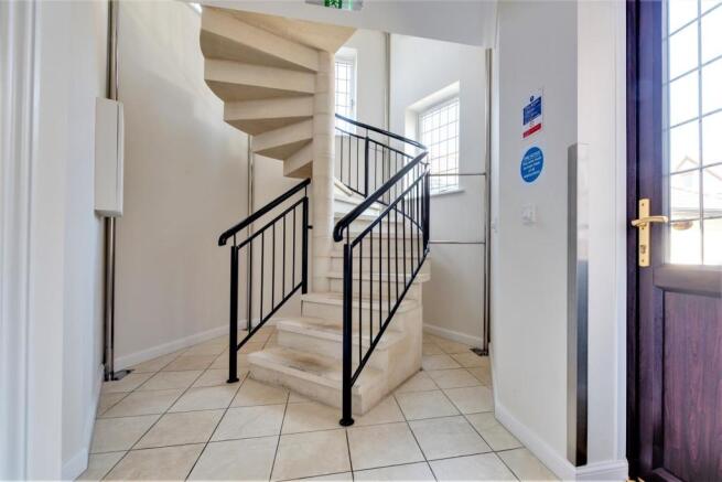 COMMUNAL ENTRANCE HALL & STAIRWELL