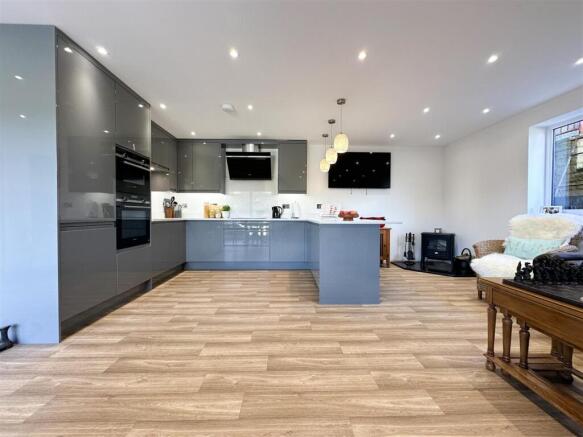 5 bed Detached for sale Image 4