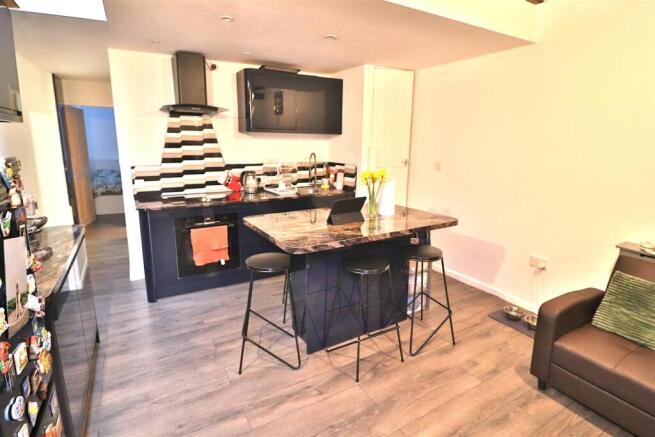 OPEN PLAN LIVING/KITCHEN AREA