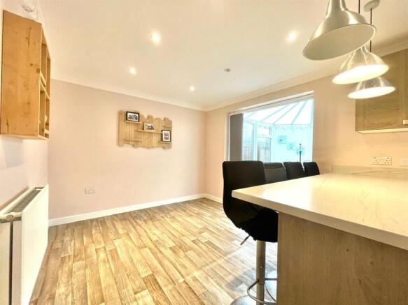 5 bed Detached for sale Image 6
