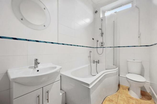 RCREE- flat 2, 51 warwick road- bathroom 3 (1).jpg