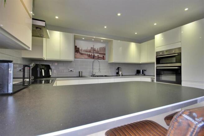4 bed Detached for sale Image 7