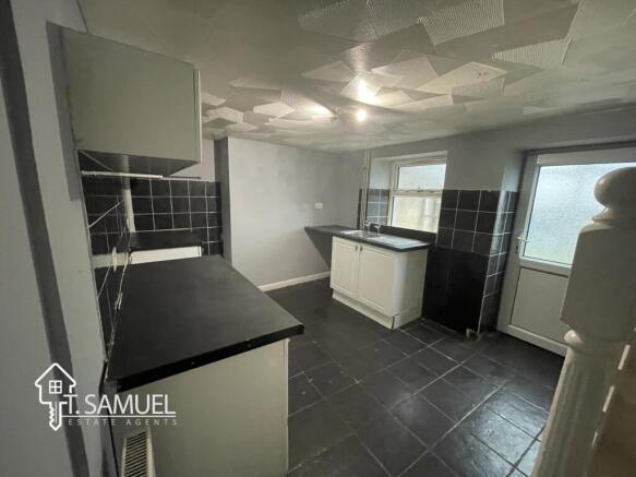 Kitchen 3.JPG