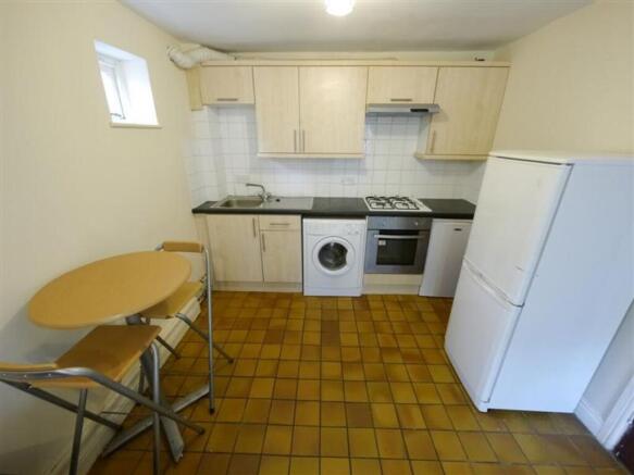 4 bed Apartment to rent Image 5
