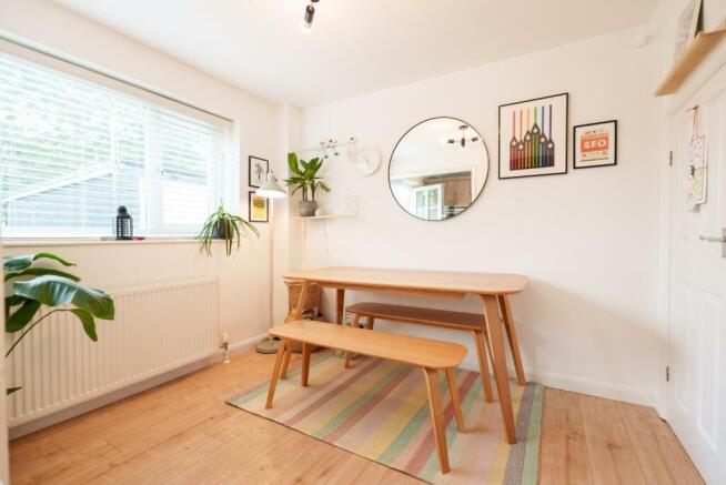 Dinning room-3.jpg