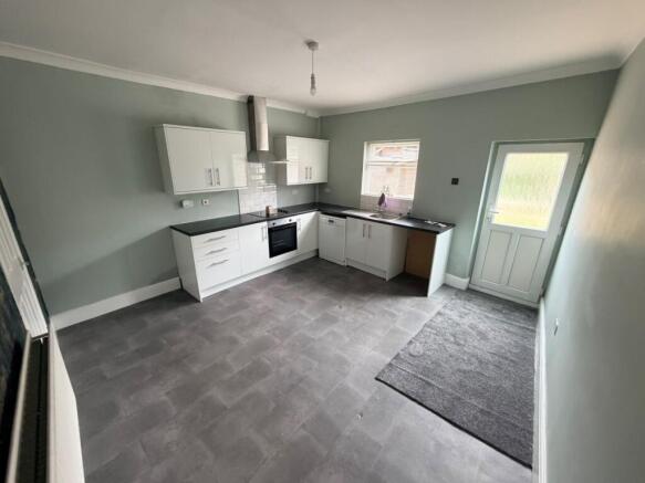 4 bed Terraced to rent Image 2