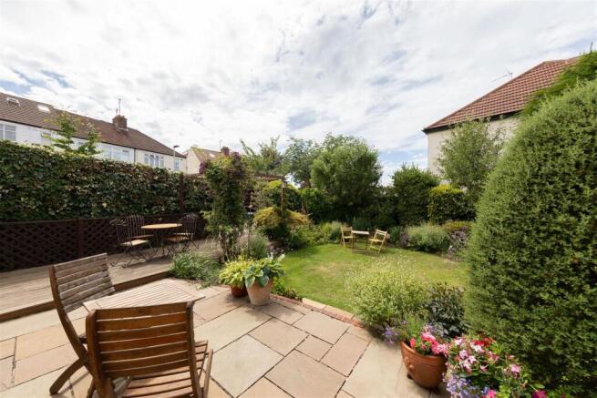 Roding Avenue, IG8