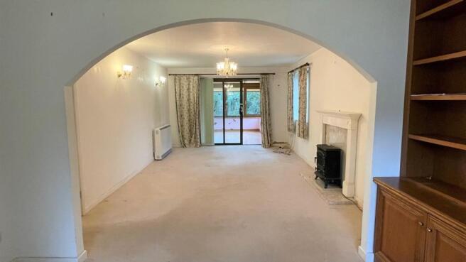 OPEN PLAN LOUNGE/DINING ROOM