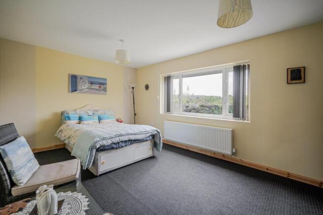5 bed Detached for sale Image 9