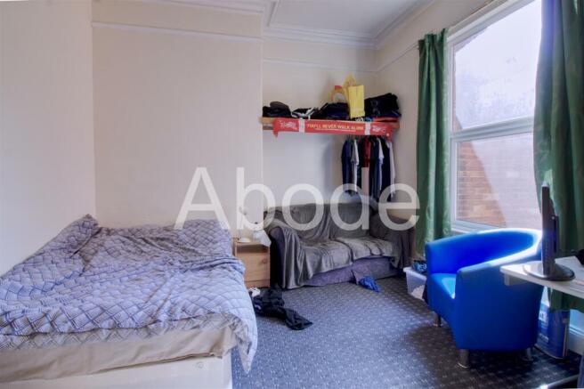 8 bed House to rent Image 7