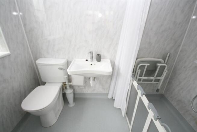 Ensuite to Bedroom Four.JPG