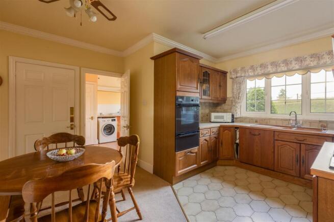 4 bed House for sale Image 6