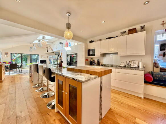 5 bed Detached for sale Image 8