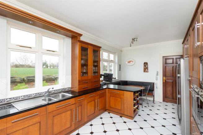 4 bed House for sale Image 5