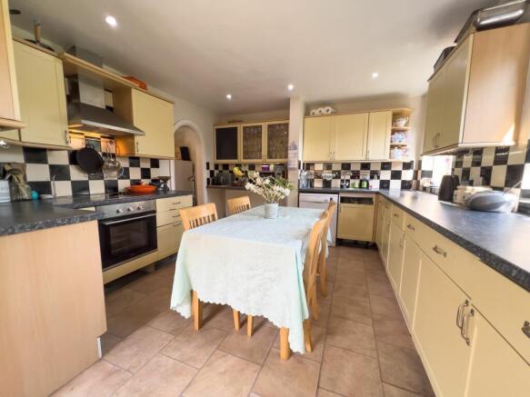 KITCHEN/BREAKFAST ROOM
