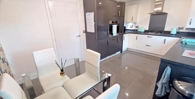 KITCHEN / DINING ROOM
