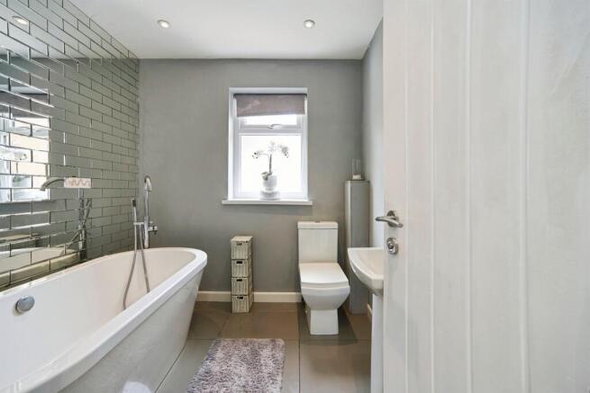 4 bed Detached for sale Image 11
