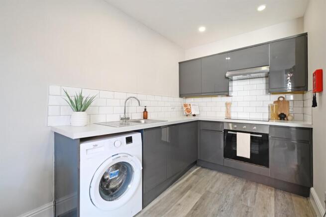 3 bed Apartment to rent Image 3