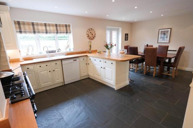 Kitchen/ Dining Room