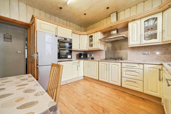 7 bed Semi-Detached for sale Image 6