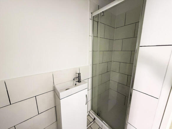 2 bed Terraced to rent Image 6