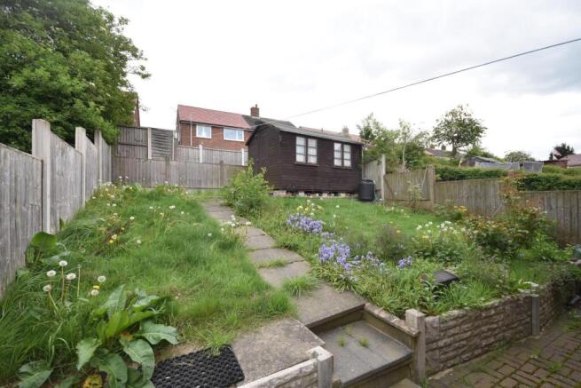 REAR GARDEN 01.JPG