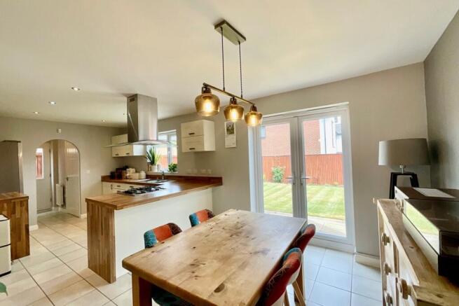 4 bed Detached for sale Image 8