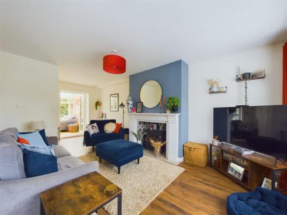 OPEN LOUNGE/DINING AREA
