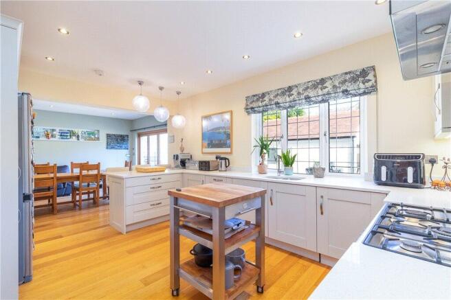 6 bed Detached for sale Image 7