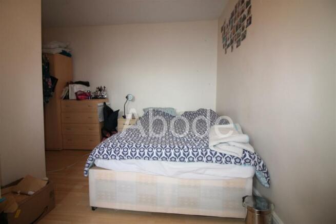 3 bed Flat to rent Image 5