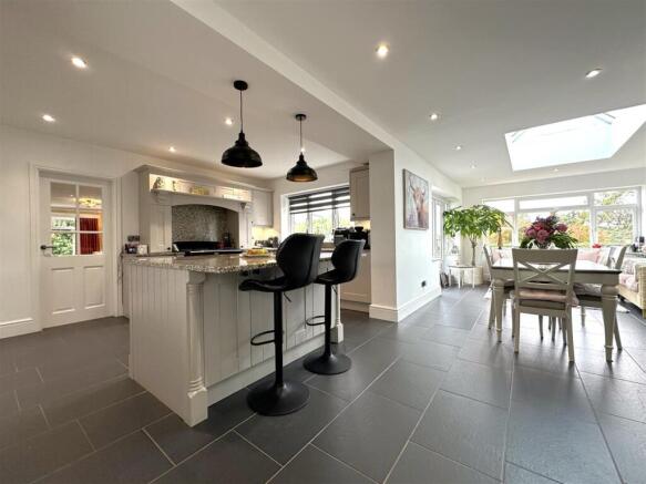 OPEN-PLAN Living / Dining Kitchen 421