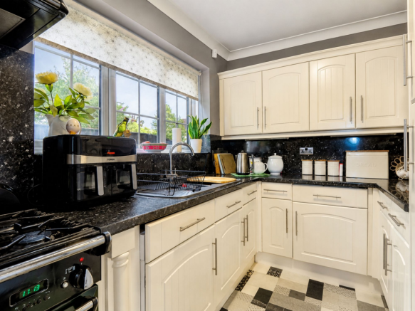 3 bed Semi-Detached for sale Image 12