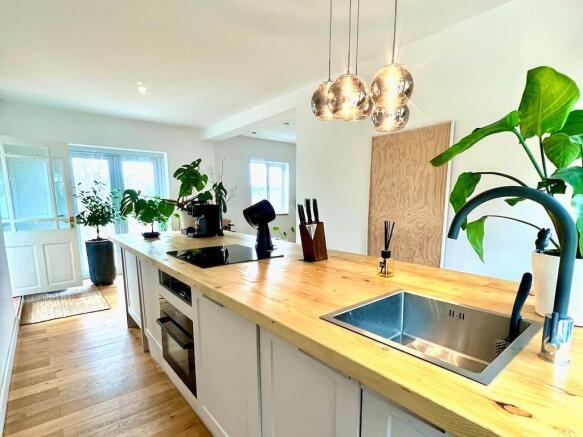 5 bed Semi-Detached for sale Image 6