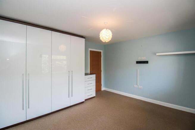 5 bed Detached for sale Image 12