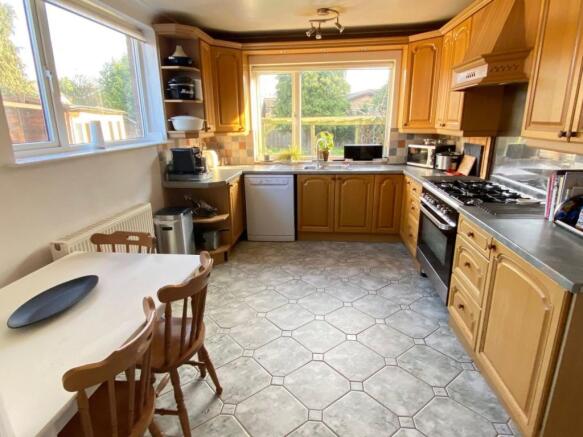 KITCHEN/BREAKFAST ROOM