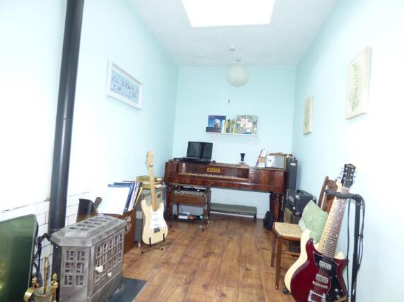 Bedroom 1/Living Roo