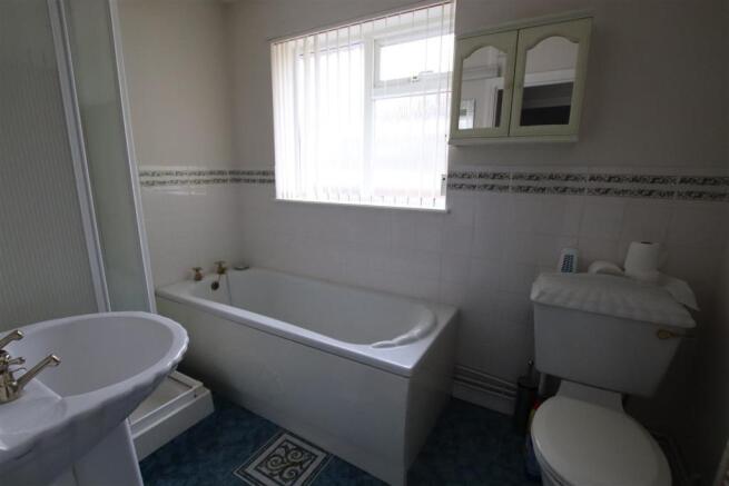 2 avon way bathroom.jpg