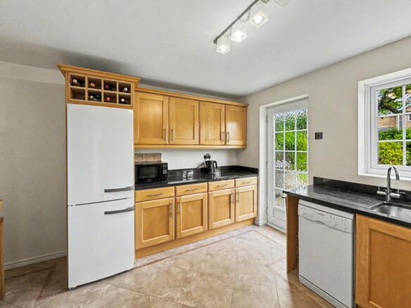 5 bed Detached for sale Image 8