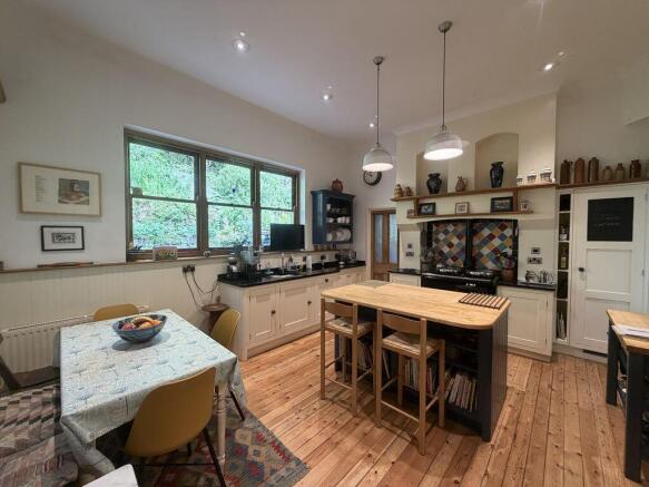 5 bed Detached for sale Image 5