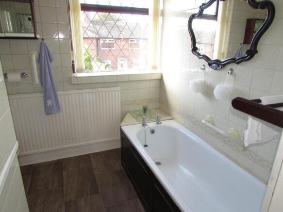 HallidayRd10bath.JPG