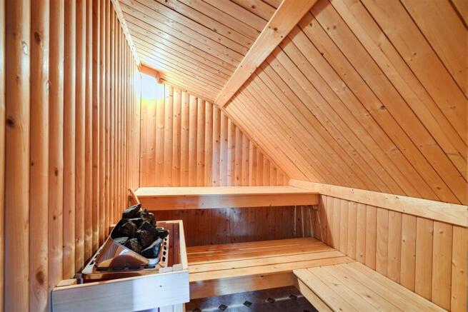 Sauna in bedroom 1