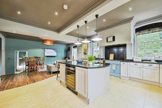 6 bed Detached for sale Image 9