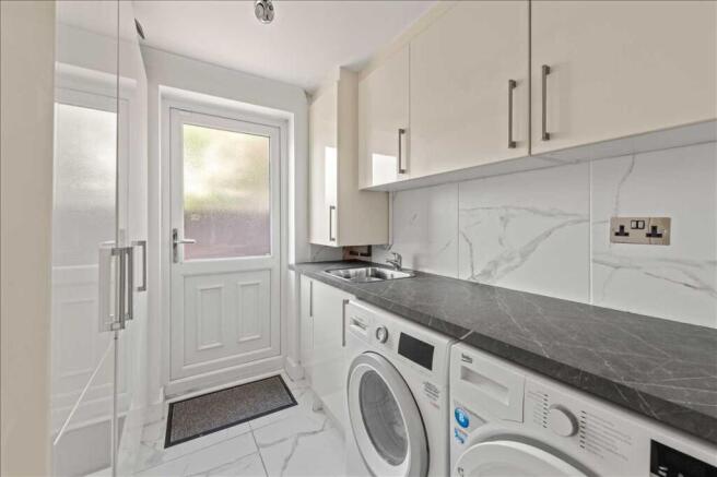 LARGE LAUNDRY ROOM