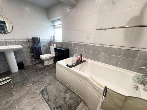 4 bed Semi-Detached for sale Image 12
