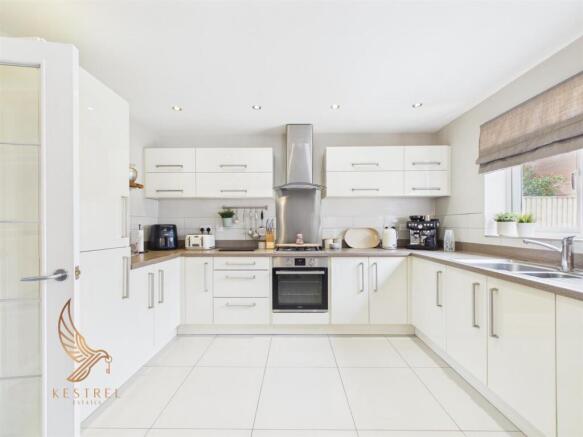 4 bed Detached for sale Image 9