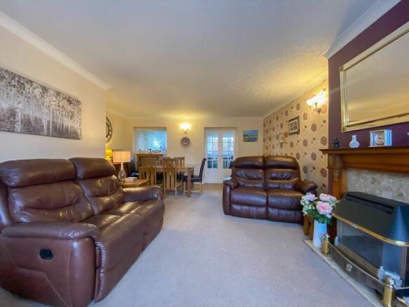 LIVING ROOM/DINER