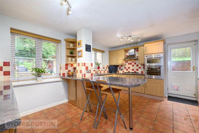 5 bed Detached for sale Image 5