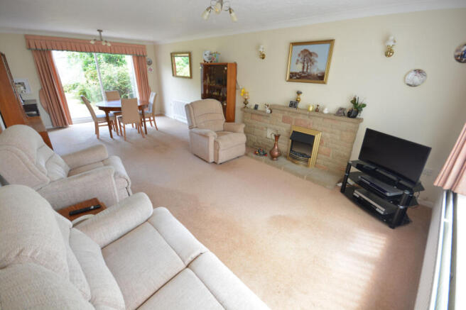 LOUNGE/DINING ROOM