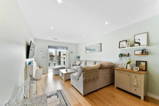 Flat 11 275 Camden Road Lounge.jpg